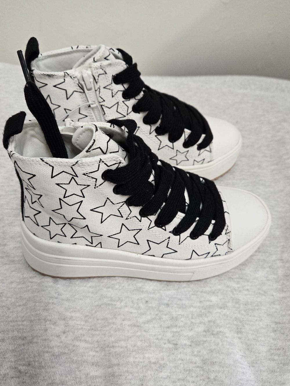 art class White High-Top Sneakers with Black Star Print and Black Laces